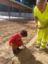El huerto escolar del Colegio La Era San Bartolom se reactiva gracias al voluntariado de mayores
