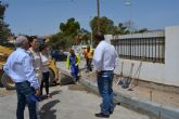 La alcaldesa y el edil de Urbanismo visitan las obras de accesibilidad que se estn realizando en Calabardina