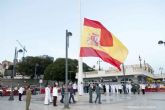 La explanada del puerto se vistio de gala para el arriado solemne de Bandera con motivo del Dia de las Fuerzas Armadas