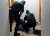 La Guardia Civil detiene in fraganti a un experimentado delincuente por una treintena de robos en viviendas vacacionales