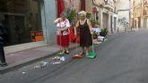 Vecinos de San Antoln barren las calles para la procesin del Corpus ante la desidia de la pednea que no avis a los servicios de limpieza