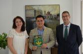La  directora de la Caja Rural Regional en San Javier entreg al alcalde un ejemplar de '50 años en la memoria. 1966-2016' con el que la entidad celebra sus cinco dcadas de existencia