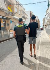La Guardia Civil detiene a un violento delincuente dos d�as despu�s de asaltar a al cliente de un restaurante en una terraza de Lo Pag�n