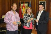 El presidente del CFS Pinatar entrega el carnet de abonado a la alcaldesa y el concejal de Deportes