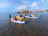 El centro de da de personas con discapacidad disfruta de la 2a jornadas de surf y paddel sup en Baha Mazarron