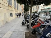 Isabel García (MC) solicita adecuar las dimensiones de los aparcamientos de motos para no entorpecer el paso y ampliar el número de plazas