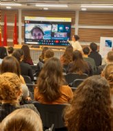 Expertos internacionales debaten con estudiantes sobre el papel estratgico de la Ruta de la Seda