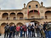 El Ayuntamiento de Lorca entrega los 300 litros de aceite procedente de los olivos municipales a diferentes colectivos sociales del municipio
