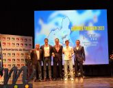 La Federación de Triatlón premia a los mejores deportistas de la temporada 2023 en una gala celebrada en el Teatro Victoria de Blanca