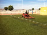 Mejoran el césped de los campos de fútbol del complejo deportivo