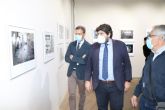 López Miras visita la exposición 'Fotoperiodismo 2020'