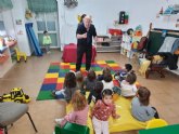 Usuarios de la Escuela Infantil Municipal “Clara Campoamor” disfrutan de actividades de títeres, magia y música con motivo del Día del Libro