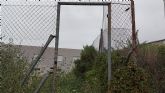 El PP exige el arreglo inmediato del recinto deportivo anexo al centro social de Ro, que permanece plagado de excrementos, basura y maleza
