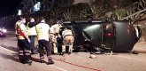 Bomberos rescatan al conductor de un turismo accidentado en La Manga