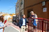 El alcalde de Lorca presenta el proyecto de renaturalización del solar de Ponce de León, en el Calvario Viejo, que sumará una zona recreativa y un mirador al barrio y al Castillo