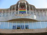 La lona emblema con los colores del arcoíris se exhiben en la Asamblea Regional con motivo del Día del orgullo LGTBI