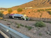 Rescatado y trasladado al hospital el conductor de un camin que volc en la autova A-33, en Jumilla