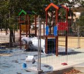 Sustituyen el pavimento de caucho de la zona de juegos infantiles del parque 'Tierno Galvn' e incorporan nuevos juegos