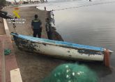 La Guardia Civil decomisa una embarcacin de pesca y sus artes utilizadas para pescar ilcitamente en el Mar Menor