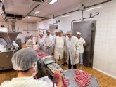 La alcaldesa de Archena y el consejero Luis Alberto Mar�n visitan la empresa artesanal 'Embutidos La Ca&ntilde;ada'