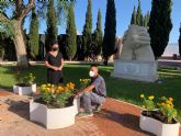 La edil de Cementerio supervisa las labores de limpieza y jardinería en el Camposanto aguileño