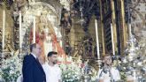 Como es habitual en el inicio de cada temporada, el Sevilla Ftbol Club ha realizado la ofrenda floral a la Patrona de la Archidicesis, la Virgen de los Reyes de la Ciudad de la Giralda