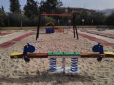 La concejala de Infraestructuras instala nuevos juegos infantiles en los parques del municipio
