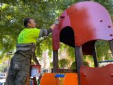 Parques y Jardines revisa cada da los ms de 2.800 juegos infantiles del municipio para su correcto funcionamiento