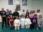 Un grupo de mujeres participan en la primera sesión del Master Class de Defensa Personal de la Mujer