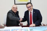 El Ayuntamiento de Alhama y la empresa El Ciruelo firman un convenio para la construcción del nuevo pabellón deportivo en El Praíco