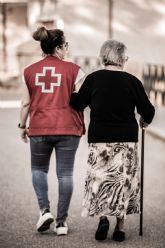Cinfa y Cruz Roja colaboran para atender a 900 personas cuidadoras de familiares mayores o dependientes