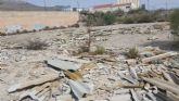 Pedro Sosa exige la retirada de amianto del solar anexo al centro de vóley playa, convertido en una escombrera