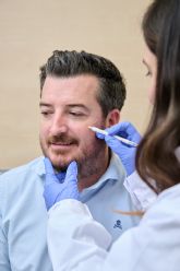 La demanda de bótox en hombres crece impulsada por la naturalidad y la medicina estética personalizada