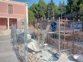 Continúan a buen ritmo las obras de reparación del muro de cerramiento del atrio del Santuario de Santa Eulalia