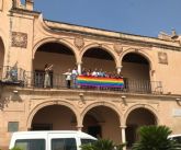 El ayuntamiento de Lorca se suma a la conmemoración del Dia Internacional del Orgullo LGTBIQ+ colocando la bandera en su fachada e iluminando la pasarela Miguel Navarro y la fuente del barrio de San Antonio