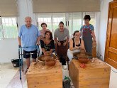 Casi medio centenar de mayores con Alzheimer y otras demencias residentes en pedan�as han recibido atenci�n especializada a trav�s del proyecto 'Acercando Distancias'