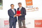 Toms Fuertes, recoge el premio a la Excelencia de la Persona de la mano del presidente de la Comunidad de Madrid