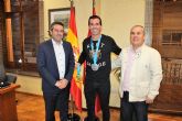 El alcalde felicita al deportista alcantarillero Christian Mndez, que ha llevado a la Seleccin Femenina de Ftbol  Playa a ganar el Mundial de Doha