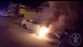 Los Bomberos de Cartagena sofocan el incendio de un vehiculo aparcado en La Vaguada