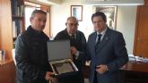 La Asociación de Cazadores de Lorca entrega al Alcalde una ayuda de 800 euros para la Mesa Solidaria