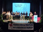 La Federación de Triatlón premia a los mejores deportistas de la temporada 2022 en una gala celebrada en el Teatro Victoria de Blanca