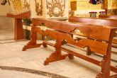 El Ayuntamiento entrega un 'ambón' de forja y dos bancos reclinatorios al Paso Blanco para la capilla del Rosario