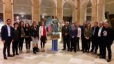 El Alcalde entrega al Paso Azul un ángel  de los años 20 restaurado por los alumnos del taller de Talla de Elementos Decorativos en Madera desarrollado por el Ayuntamiento