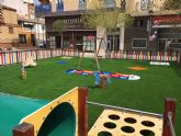 Se sustituye el pavimento de los juegos infantiles de la Plaza de la Alcoholera de Menor