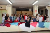 La alcaldesa visita a las participantes del Taller de Costura dirigida al colectivo de mujeres gitanas