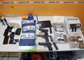 La Guardia Civil desmantela un piso franco con armas, droga y chalecos de polica