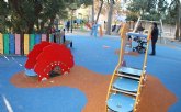 Se repararn varios pavimentos amortiguadores de espacios para juegos infantiles en distintos parques de Totana