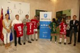 El Ayuntamiento muestra su compromiso con el Real Murcia firmando un convenio publicitario entre AparcaMurcia y el club