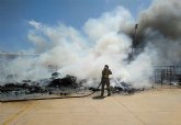 Incendio en el exterior de una nave industrial del polgono Industrial Las Salinas