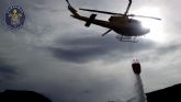Un helicóptero, bomberos y brigadas forestales participan en la extinción de un incendio en la Sierra de la Fausilla
